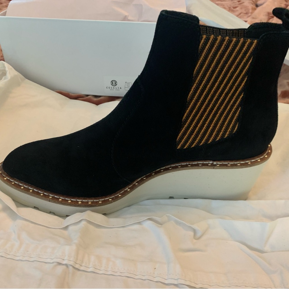 NWOT CECELIA NEW YORK Gemma Suade Wedge Booties